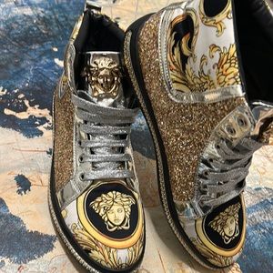 Mans tennis shoes Gold Medusa